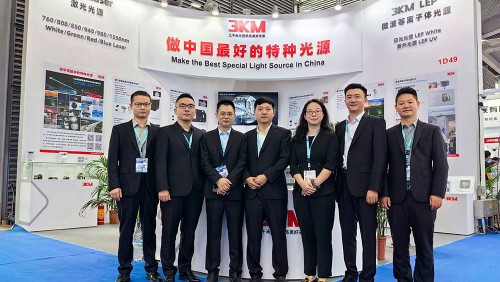 The customers and friends have happy reunion at the 3KM booth
