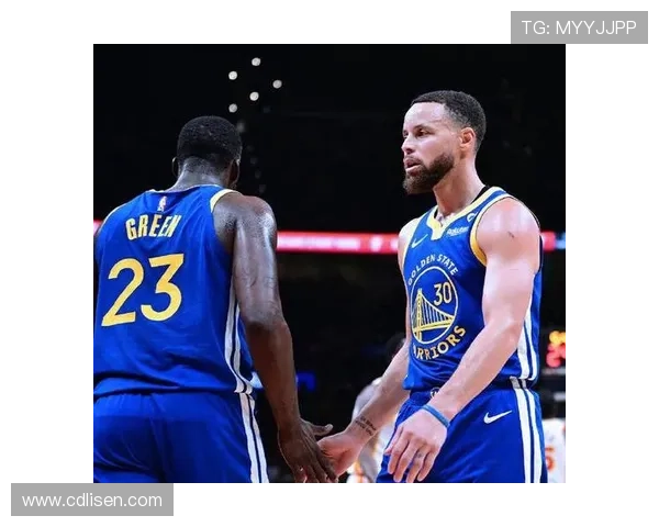 卫冕冠军库里卢尼联手发力攻防合璧全力压制国王展现强大实力